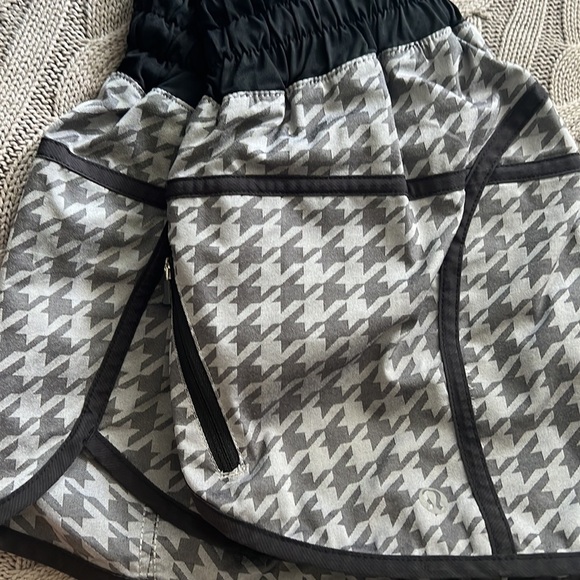 Lululemon shorts Size 6 - Picture 2 of 6